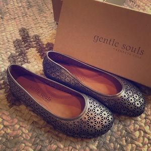 Gentle Souls mettalic cut out ballerina flats sz 6